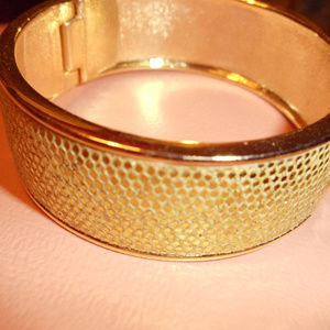 BETSEY JOHNSON GOLD METALLIC GLITTER BRACELET NWT